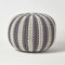 Homescapes Pouf, grau-weiß gestreifter Strickpouf, großes Bodenkissen 40 x 50 cm, dekorativer Fußhocker mit grob gestricktem Bezug aus 100% Baumwolle, Strickpuff/Strickhocker