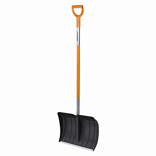Fiskars SnowXpert Pala de empuje, Para pequeñas y grandes cantidades de nieve, Ancho de pala: 52 cm, Pala de material sintético/Mango de aluminio, Negro/Naranja, 1003469