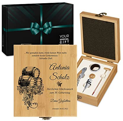 Maverton - Juego de Vino - Set Vino Personalizado- Accesorio con Caja Grabado - 4 Piezas con Abridor de Botellas - Regalos Amigas Originales - Idea Regalo Mujer para Cumpleaños - Edad