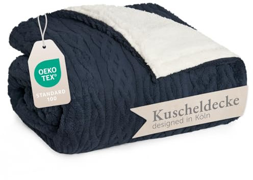 Blumtal Kuscheldecke 150x200 cm mit Zopfstrick-Optik - Oeko-TEX zertifizierte Mikrofaser Fleecedecke mit weicher Sherpa-Innenseite - Flauschige Dicke Kuscheldecke in Dunkelblau und Weiß