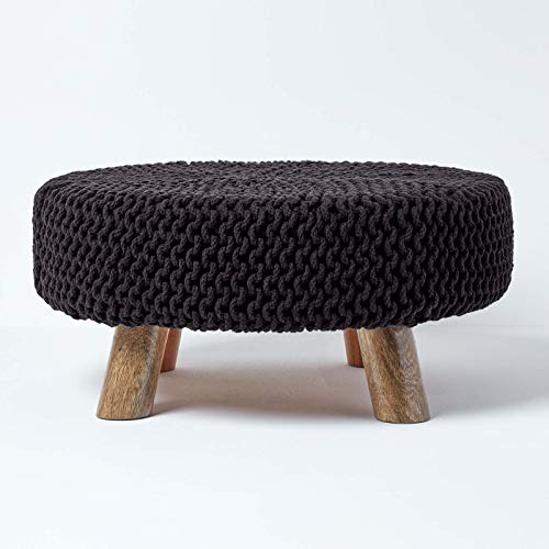 Homescapes Pouf basso rotondo a maglia con gambe in legno, poggiapiedi nero 62 x 62 x 30 cm, sgabello lavorato a maglia grossolana in 100% cotone, nero