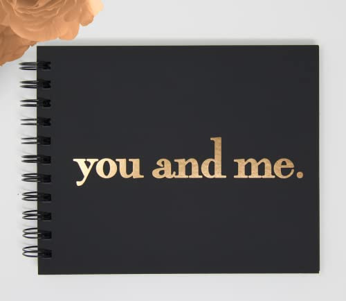 You and Me fotoalbum för bröllopsalbum. Präglad guldfolie, 15 cm x 19 cm 90 tomma sidor, mjukt omslag, minnessak bröllopsalbum, första julen gifta, fotobok polaroid eller Instax-album (BK/Go)