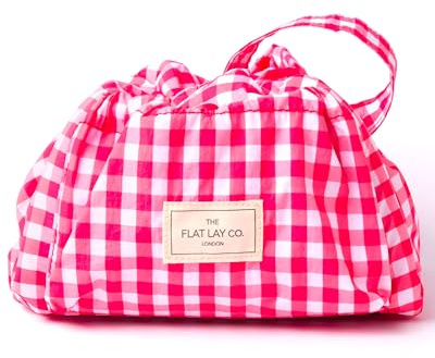 The Flat Lay Co. Makeup Bag - Red Gingham Travel Make Up Organiser for Cosmetics, Eyeshadow, Make-Up Brushes, Lipstick & Tools - Drawstring Makeup Bag Storage with Brush Holder & Large Pockets