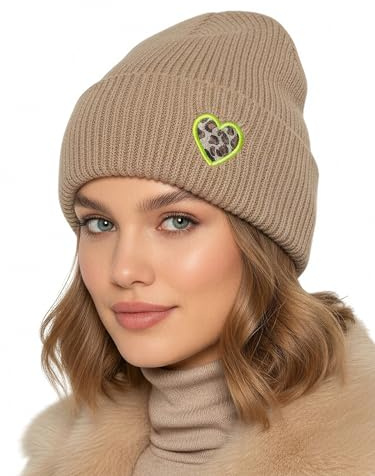 Baesics Wintermütze Taupe mit Leo Herz Unisex – Warme Strickmütze Beanie, Elegante und elastische Mütze für Herbst & Winter, weich gestrickt, modisch & zeitlos, One Size
