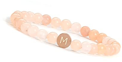 GD GOOD.designs Armband mit Buchstaben M I Personalisiertes Damen Perlenarmband mit Sonnenstein Natursteinperlen und 18K rosé vergoldeter Buchstabenperle - Valentinstag - Geschenk für Sie