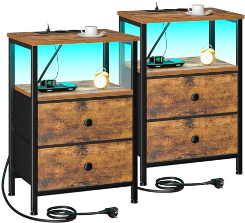 AMHANCIBLE Mesita de Noche, Mesitas de Noche con Estación de Carga y LED, con 2 Cajones de Tela, 2 Tomas AC, 2 Puertos USB, Dormitorio, Salón, Marrón EHETS02BR