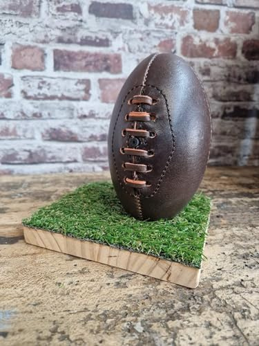 ALL SPORT VINTAGE - Mini balón de Rugby y Socle Gazon - Marrón Vintage - Cuero De Vachette - Couso Mano - Marca Francesa.