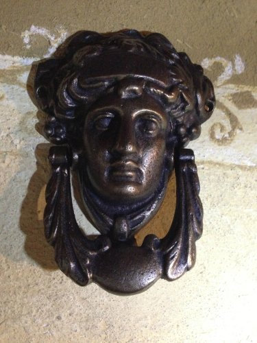 Antikas - Heurtoir de porte français, Madeleine, en bronze vieilli.