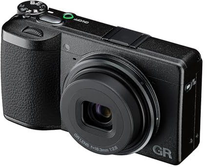 RICOH GR IV HDF, modèle amélioré du GR IV avec filtre de diffusion intégré. Appareil photo numérique compact haut de gamme ultime avec NOUVEAU capteur CMOS APS-C de 25,74 mégapixels et NOUVEL objectif