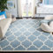 SAFAVIEH Zeitgenössische Teppich für Wohnzimmer, Esszimmer, Schlafzimmer - Chatham Collection, Kurzer Flor, Blau und Elfenbein, 122 X 183 cm