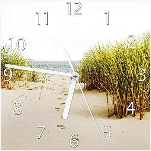 Wallario Design-Wanduhr Spuren im Sand- Fußspuren durch die Düne zum Meer aus Glas, Motiv-Uhr Größe 20 x 20 cm, weiße Zeiger