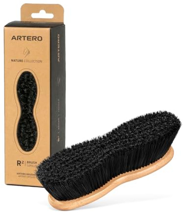 Artero Spazzola per cavalli R2 Una spazzola da cavallo con setole morbide non può mancare. Con 5 cm di setole, l'allevamento dell'animale deve essere profondo fino a raggiungere la superficie.