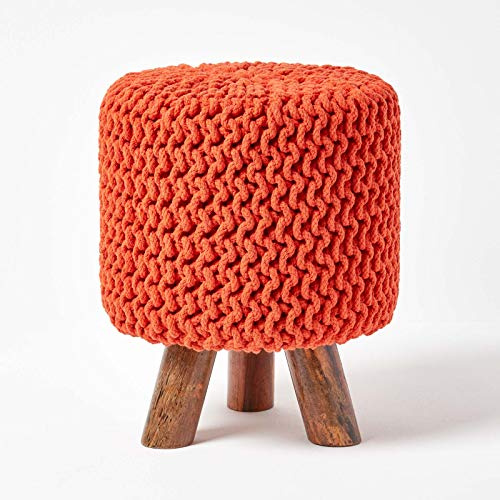 HOMESCAPES Pouf tressé en Tricot et Pieds en Bois, Coloris Orange, 32x32x42 cm