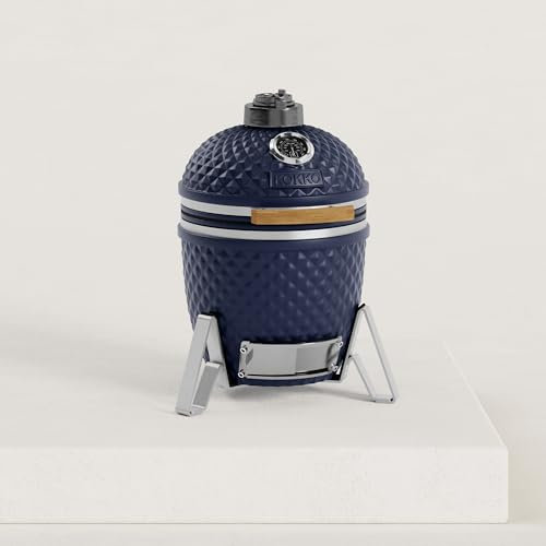 Kamado Little Kokko 13 - Nouvelle édition Compact et facilement déplaçable (31 x 45cm) Inclus : trepied en inox très stable et design Diamètre de la grille : 26 cm Bleu marine