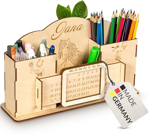 Birdart Box® Personalisierter Schreibtisch Organizer für Kinder – dekorativer Stiftehalter aus umweltfreundlichem Holz, handgefertigter Stiftköcher mit Namen individuell gestaltbar (Mit Kalender)