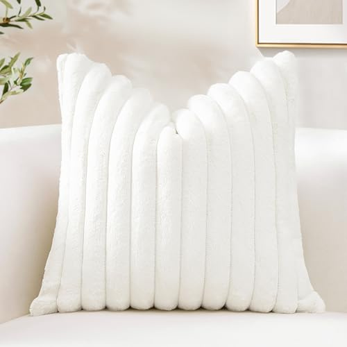 Sungeek Lot de 1 Housse de Coussin 45x45 cm en Fausse Fourrure de Lapin, Housse Coussins Peluche à Rayures Doux Taies d'oreiller en Velours Décoratives pour Lit Canapé Chambre Salon, Blanc
