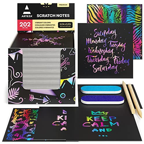 Arteza Kratzpapier mini Notizzettel 8.9 x 8.9 cm, Kratzblock Set inkl. 202 Blatt Scratch Papier, 2 Kratzstifte, 2 Spitzer & 2 Weltraum- und 200 Regenbogenmuster, Scratch-Zettelblock zum Basteln