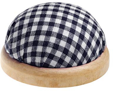 Coussin à épingles rond avec bordure en bois clair, couleur : bleu et blanc à carreaux