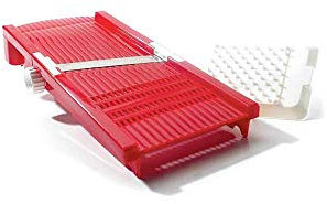 Rigamonti La Brava Affettaverdure manuale con lama regolabile in acciaio Inox, proteggidita antitaglio rotella per regolare lo spessore. Taglia verdure e frutta in 5 spessori differenti.