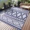 Homaxy Outdoor Teppich Wetterfest, Kunststoff Stroh Faltbar Waschbar UV-beständig Wendbar Balkon Garten Teppich für Terrasse Camping Picknick (120 x 180 cm, Marine Blau & Weiß)