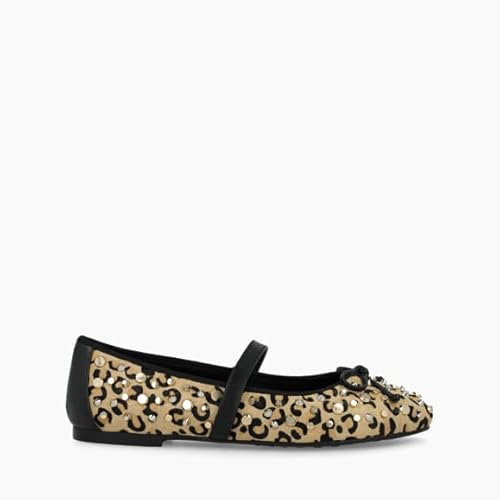 Lodi Bailarinas de Mujer para Uso Diario con Diseño Sencillo y Elegante. Piel Efecto Animal Print con Tachas Metálicas y Lazo. Tacón Plano de 1 cm. Tira en Empeine para Mayor Ajuste. Serie DI5467-P