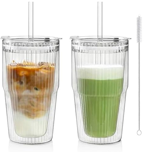 KEMORELA 2er Set Gerippte Doppelwandige Glasbecher 480 ml mit Deckel & Strohhalm – Thermogläser aus Glas für Kaffee, Latte Macchiato & Eiskaffee