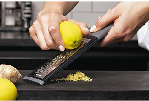 KAI Pure Komachi Ichimatsu - Grattugia fine e zester grigia, lama 13,5 x 3-5 cm / manico 11 cm, con motivo a lama Ichimatsu grattugia da cucina per professionisti