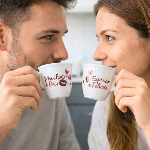 BrandPrint Set 2 Tazzine Caffè con Piattino - Serigrafia Artigianale MACCHIATO DI BACI, ESPRESSO DI FELICITÀ in Box Elegante - 100% Made in Italy - Regalo Coppia Anniversario, Matrimonio, Casa Nuova