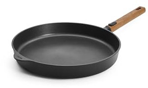 Woll Eco Logic QXR Guss-Flachpfanne - Induktiv -, Ø 32 cm, 5 cm hoch, mit abnehmbarem nachhaltigem Holzstiel - Geeignet für alle Herdarten, PFAS-frei, Antihaft-Versiegelung, Aluminiumguss