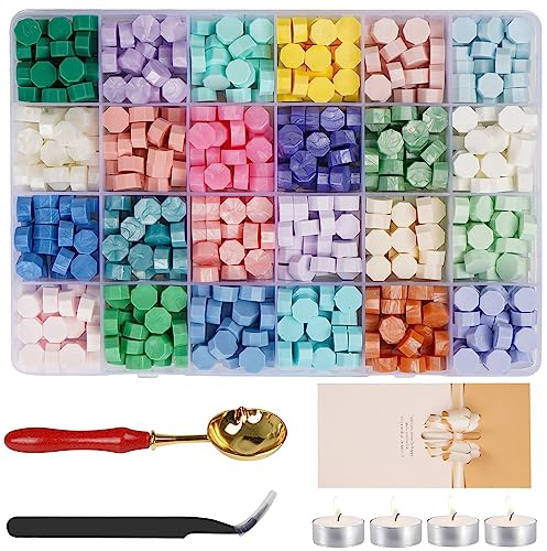24 colores Sello Lacre Kit, 600+pcs Cera Lacre Cuentas de Cera de Sellado con Caja de almacenamiento, 4 Velas de Té y 1 Cuchara y 1 Pinzas, para Invitaciones de Boda, Sellar y Decorar Cartas-J