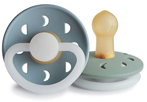 FRIGG Mondphase Latex Nacht Leucht-Schnuller | Schnuller 2 Packung | Symmetrischer Sauger in Kirschform | BPA-frei | Hergestellt in Dänemark | (Stone Blue Night/Sage Night, Größe 1 (0-6 Monate))