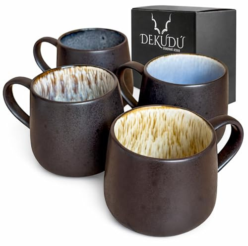 DEKUDÙ Set Tazze Colazione Nere Tazze da The Cappuccino in Ceramica in Gres di Qualità - Realizzata a mano - 4 pezzi 400 ml - Elevata durezza-Lavabile in lavastoviglie microonde -Stile moderno Nero