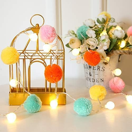 Guirnalda de luces LED con pompones – 21 pies, 20 LED, funciona con pilas, luces de globo blanco cálido lindas para el hogar, casa de juegos para niños, vacaciones, Navidad, habitación de los niños