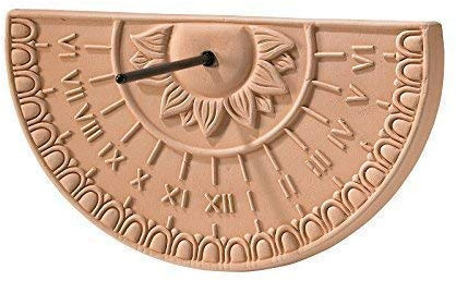 PANNELLO DA PARETEMERIDIANA IN TERRACOTTA FATTO A MANO; ALTEZZA CM. 23, LARGHEZZA CM. 39, PROFONDITA’ CM. 3,5 (NON COMPRENDE LO GNOMONE). MADE IN ITALY