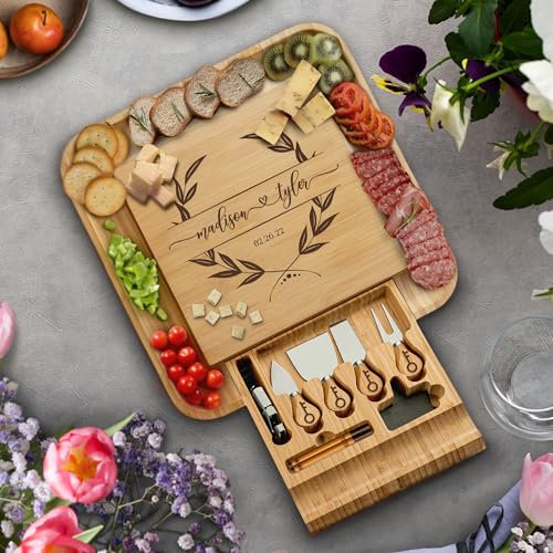 Coffret cadeau de planche à charcuterie personnalisée – Planche à fromage et plateau de viande en bambou gravé sur mesure – pendaison de crémaillère, fête prénuptiale, cadeaux de mariage monogrammés,