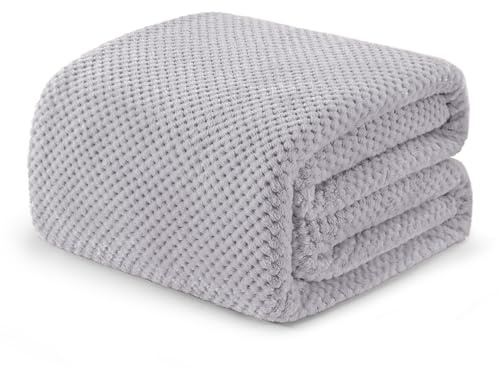 Exclusivo Mezcla Couverture Polaire pour Lit 1 Personne, Plaid de Flanelle Doux et Chaud,Texture Gaufrée,Douillet et Léger, 150x200 CM, Gris Clair