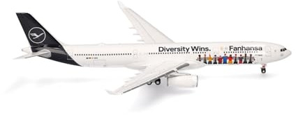Herpa flygplansmodell Lufthansa Airbus A330-300 Fanhansa - Diversity Wins - D-AIKQ på en skala från 1: 200, plastminiatyr med pedastal, modellbygge, samlarutgåva