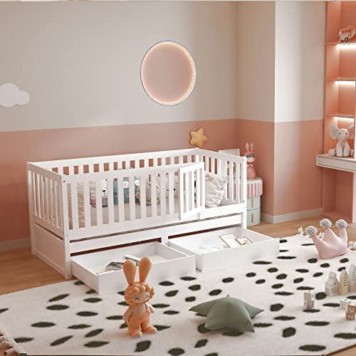 Montessori Kinderbett Bodenbett 90x200, Babybett Gitterbett mit 2 Schubladen & Tür, Bettgestell mit Rausfallschutz & Lattenrost, Multifunktionsbett umbaubar in zwei getrennte Betten, Massivholz, Weiß
