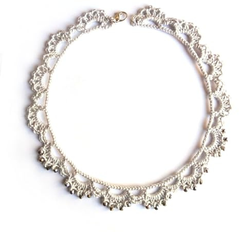 collana grigia da donna, Gioielli all'uncinetto, girocollo di pizzo con cristalli di vetro, rosso e grigio, Made in Italy, Bijoux da donna, Lavorazione Artigianale