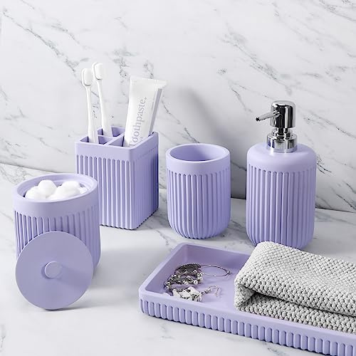 XLHOMO Set di accessori da bagno in resina viola chiaro, 5 pezzi, dispenser di sapone per lozione, portaspazzolino, bicchiere da bagno, supporto Qtip e vassoio da toeletta, set organizer da bagno per