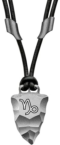 Element of Gods – Titan Faustkeil Sternzeichen Kette für Herren – Zodiac Anhänger mit Lederband in schwarz – Astrologie Geschenk für Männer (Steinbock)