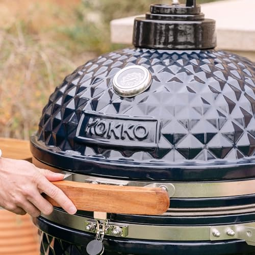 Kamado Kokko XL 22 - Nouvelle édition de la marque Kokko Barbecue grand format : modèle très complet (62 cm x 86 cm) Diamètre de la grille : 47 cm Bleu marine