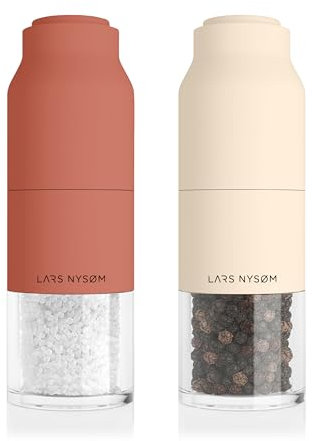 LARS NYSØM Moulin à sel et poivre en acier inoxydable avec moulin réglable I Set de moulins à épices en forme de bouteille manuel (Red/Beige)