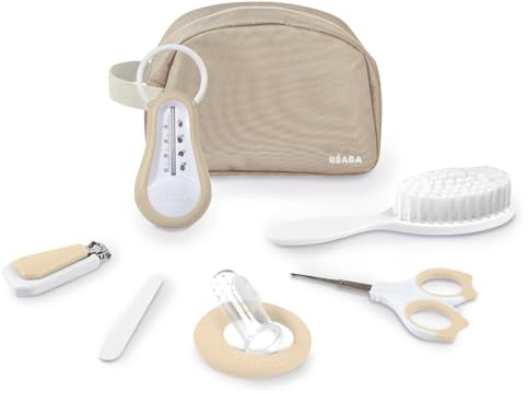 BÉABA Trousse de Toilette Bébé Nomade – 7 Accessoires Essentiels Dès la Naissance – Thermomètre, Coupe-Ongles, Ciseaux, Brosse, Anneau de Dentition – Format Compact avec Compartiments – Coloris Argile