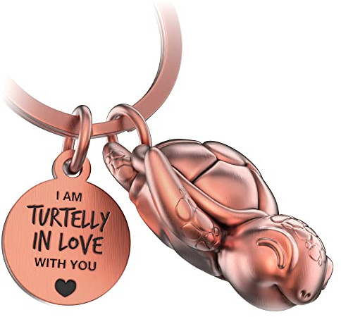 FABACH Schildkröte Schlüsselanhänger Snappy mit Herz und Gravur - Süßer Schildkröten Schlüsselanhänger - Liebe Glücksbringer Schildkröte als Geschenk für Partner - Turtelly in Love