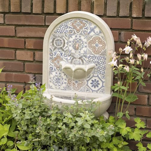 Brunnen mediterran Wand- und Standbrunnen aus GRC Beton für Außen H: 54cm Gartenbrunnen Zierbrunnen mit Steinchen-Muster Wasserfallbrunnen Springbrunnen mediterraner Stil (grau/blau)