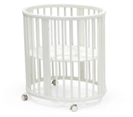 Stokke Sleepi Mini, Bianco - Culla ovale adatta per 0-6 mesi - Base regolabile in altezza, ruote girevoli bloccabili, base materasso traforata per la circolazione dell'aria