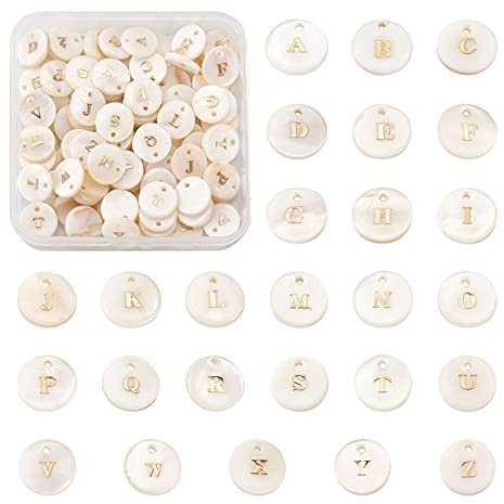 Beadthoven - 104 colgantes blancos redondos con letra en dorado, colgantes en material de concha con las letras de la A a la Z, ideales para joyas veraniegas, agujero: 1,5 mm.