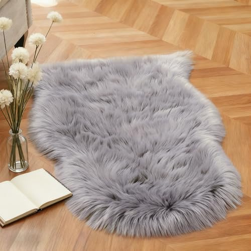 Fluffy Faux Sheepskin Rug - Faux Fur Rugs - 60 x 90cm Faux Sheepskin Throw Small Rugs, Washable Non Slip Soft Shaggy Area Rugs, Brown Fluffy Fur Rug for Bedroom Living Room Sofa Floor Decor (Grey)