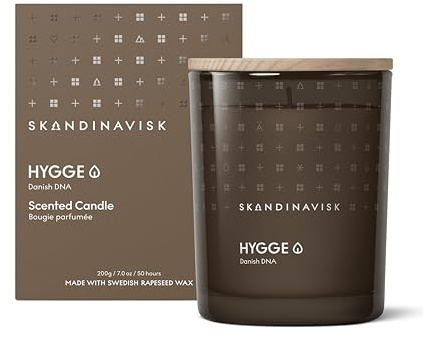 Skandinavisk HYGGE 'Gemütlichkeit' Duftkerze. Duftnoten: Schwarzer Tee und Minzeblätter, getrocknete Äpfel und ein Hauch von gebackenem Zimt. 200 g.